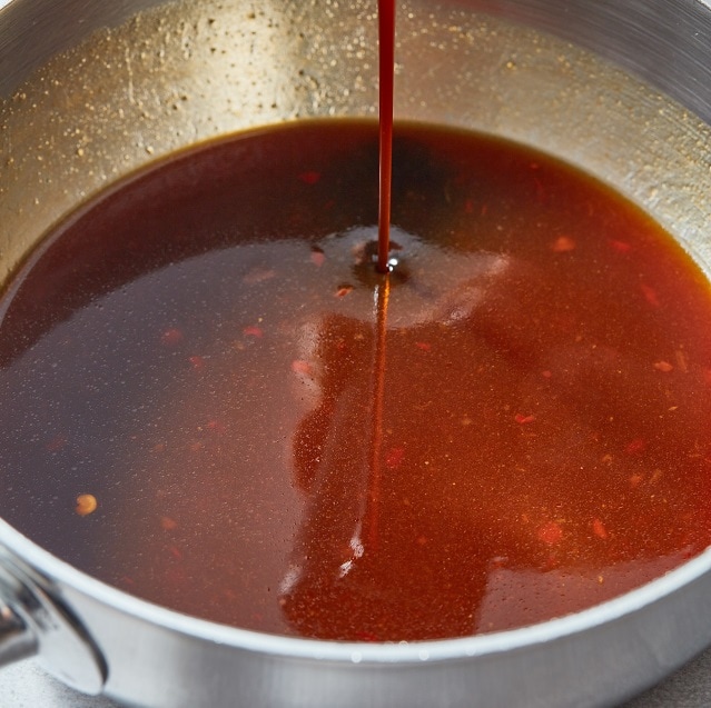 Pittige vegetarische jus met sambal en sojasaus